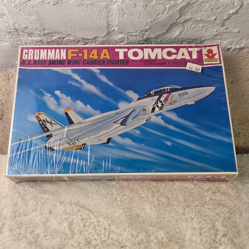 Sansho Grumman F14A Tomcat U.S. Navy Swing Wing Carrier Fighter Model Kit 1:100